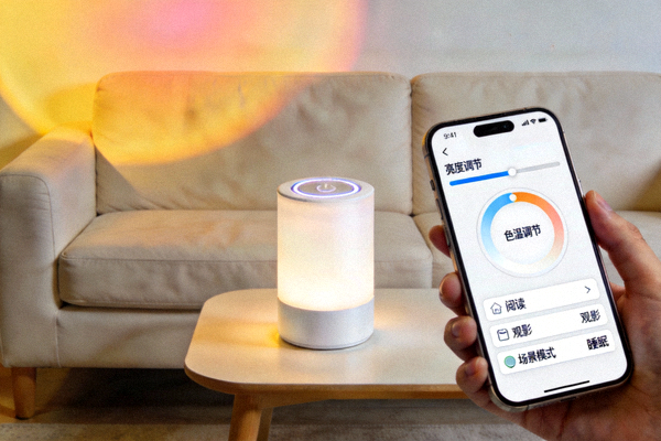 智能家居类产品案例图：一款设计简约的智能灯光产品在家庭场景中使用，展示其便捷的APP控制界面