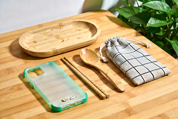 环保材料制成的可持续生活用品：竹制餐具、可降解手机壳和再生布料收纳袋