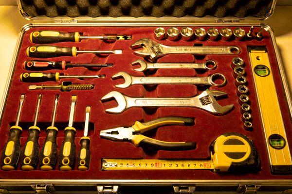 专业级家庭工具套装：包含各种规格的螺丝刀、扳手和测量工具，整齐排列在工具箱内